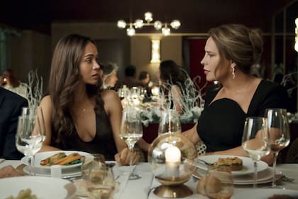 Karla Sofía Gascón y Zoe Saldaña en una escena de "Emilia Pérez". (Shanna Besson/Netflix vía AP)