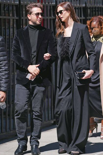 Karlie Kloos –con saco oversized, top de plumas y pantalones anchos– llegó acompañada por el escritor, consultor creativo y confidente de las estrellas, Derek Blasberg.
