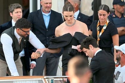 Karlie Kloss optó por un elegante vestido negro de hombros caídos