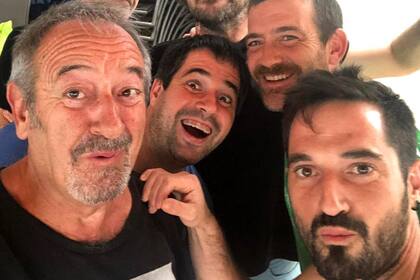 Karlos Arguiñano con su hijo Joseba, que tambien es chef, y amigos