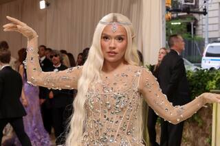 Karol G participó de la Met Gala 2024 y en las redes la compararon con un personaje del Señor de los Anillos