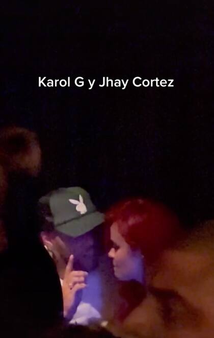 Karol G estuvo en la inauguración del restaurante del Bad Bunny