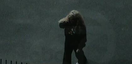 Karol G hablando por teléfono aliviada luego del aterrizaje de emergencia