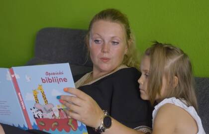 Karolina junto a Lena, su primera hija.