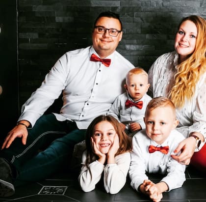Karolina, junto a su marido y a sus tres hijos.
