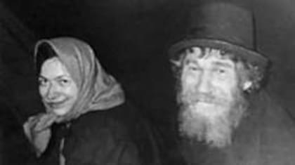 Karp (izquierda) con su hija Agafia días después del primer encuentro.