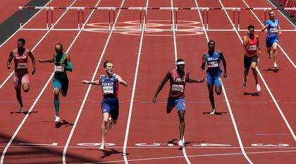 Karsten Warholm, de Noruega, tercero a la izquierda, celebra mientras gana la medalla de oro por delante de Rai Benjamin, de Estados Unidos, en la final de los 400 metros con vallas.
