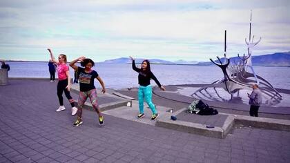 Karyna Bolívar hace su clase de zumba en uno de los lugares emblemáticos de Islandia