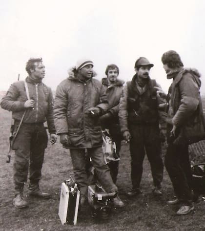 Kasanzew, hablando con el ametralladorista Herrera, en Malvinas