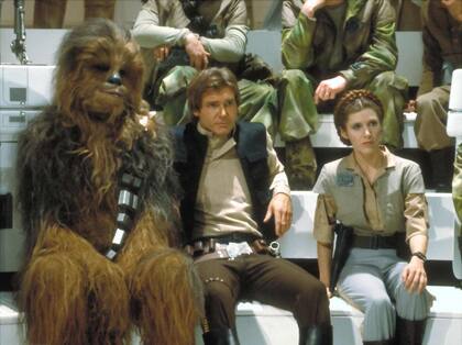 Kasdan (junto a Leigh Brackett) fueron los responsables de la perfecta historia de amor de Leia y Han Solo, tan cercana a las comedias de rematrimonio de Hawks (Ayuno de amor, sin ir más lejos), mientras que el aspecto de melodrama familiar y el relato coral de Star Wars vienen de Kasdan