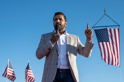Kash Patel, exjefe de despacho del secretario de Defensa en funciones Christopher Miller, habla en un mitin en Minden, Nevada, el 8 de octubre de 2022.