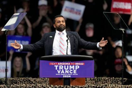 Kash Patel habla antes del expresidente y candidato republicano, Donald Trump, durante un acto de campaña en el Findlay Toyota Arena el 13 de octubre de 2024 en Prescott Valley, Arizona, Estados Unidos