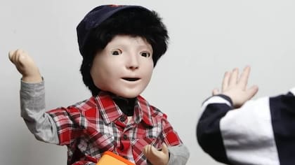 Kaspar tiene un control remoto que es parte de su interacción con el niño