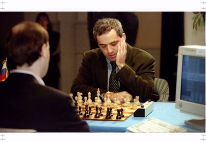 Kasparov ante Deep Blue y el operador que ejecutaba las movidas; una serie histórica
