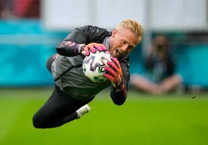 Kasper Schmeichel, arquero y figura de un seleccionado danés que llegó a las semifinales de la Eurocopa 2020 contra todo pronóstico y ahora, sin presiones, va por más; se mide ante el local, Inglaterra, el miércoles en Wembley.