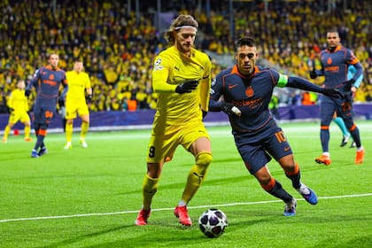 Kasper Waarst Hogh se lleva la pelota ante la marca de Lautaro Martínez