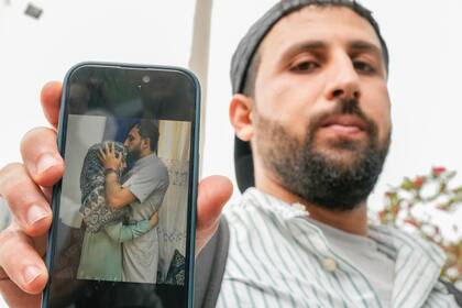 Kassem Abo Zeed muestra una foto en su teléfono de él junto a su esposa, Ezra, desaparecida tras el naufragio en el Mar Egeo; Zeed viajó desde Hamburgo a Kalamata para encontrarla a ella y a su hermano, Abdullah Aoun, también desaparecido. (AP/Thanassis Stavrakis) 