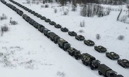 Vehículos militares rusos en la nieve