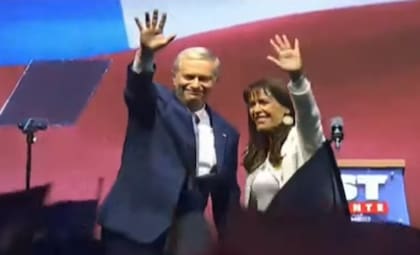 Kast sale al escenario para su discurso tras el triunfo