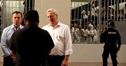 Kast visitó la megacárcel salvadoreña del Cecot