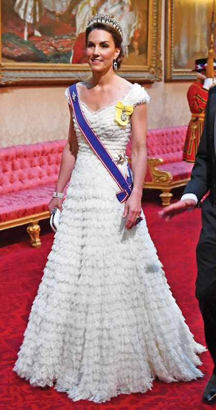 En abril, Su Majestad la nombró Dama Gran Cruz de la Real Orden Victoriana, lo que significa que la Duquesa puede usar la faja, la insignia y la estrella de la Orden en ocasiones formales. La primera vez fue en junio, en la cena de estado para el presidente de Estados Unidos, Donald Trump.