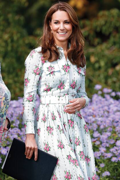 Septiembre de 2019. Kate visita RHS Wisley en Surrey para la inauguración del jardín Back To Nature. Para la cita, eligió un vestido en tonos pastel confeccionado en un delicado tejido de plumeti con motivos florales, de Emilia Wickstead.