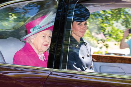 Kate acompaña a misa a la Reina durante su última estadía en Balmoral.