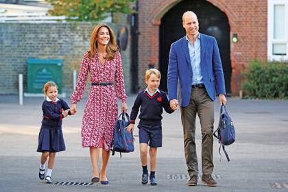 Los Duques de Cambridge con sus herederos, el príncipe George y la princesa Charlotte, en su primer día de clases a principios de septiembre.