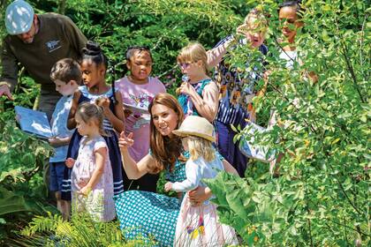 En el Hampton Court Palace Garden Festival, en Molesey, al que asistió con un grupo de chicos de la escuela Hampton Hill. La duquesa codiseñó un jardín llamado Back To Nature, que busca que los más chicos se concienticen sobre la importancia de la naturaleza y el medio ambiente.
