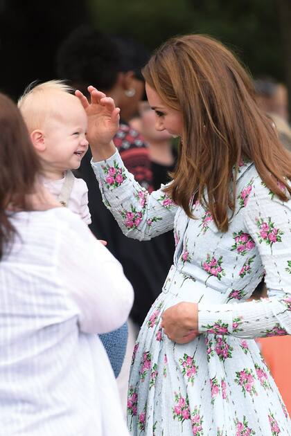 Divertida, la Duquesa se mostró cariñosa con los chicos del jardín de infantes.