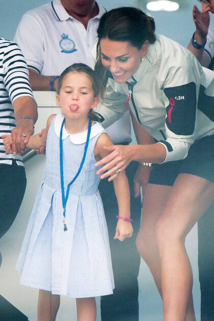 Agosto de 2019. El travieso gesto de Charlotte para con los fotógrafos durante la regata King’s Cup y la divertida reacción de su madre.