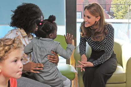 Durante su reciente visita a un centro ubicado en el sur de Londres, que apoya a padres jóvenes primerizos y a sus hijos, donde conversó con Amina Deen y su pequeña Ramira. Para la ocasión, llevó una camisa de Equipment y pantalones de Zara.