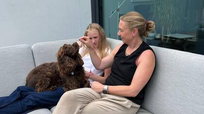 Kat Kitto (derecha), junto a su hija Lily y su perro Monty (Foto: BBC/Josh Elgin)