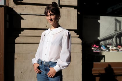 Kat McClanahan, de 23 años, gerente de comercialización en Aritzia, posa para un retrato en Manhattan