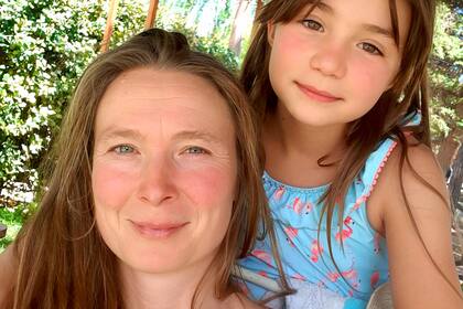 Kata, junto a su hija alemana-argentina.