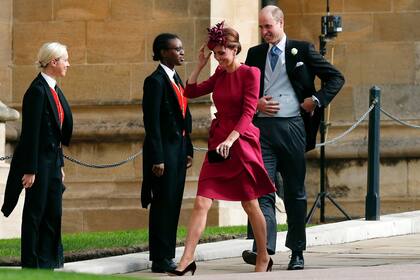 Recientemente incorporada en la vida pública tras su licencia por maternidad (a fines de abril dio a luz a su tercer heredero, el príncipe Louis), Kate optó por un diseño con escote a la caja, hombros abullonados y falda tableada de la casa McQueen, que combinó con un tocado de Philip Treacy.