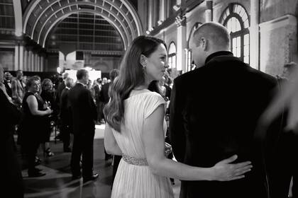 Kate abraza a William mientras intercambian sonrisas. A sus 39 años, representan el futuro de la monarquía y se muestran como un matrimonio unido.
