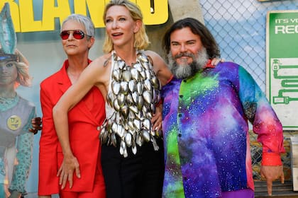 Kate Blanchett sacó a relucir en el evento su costado sustentable: eligió un look hecho a medida de Ellen Hodakova Larsson que le dio nueva vida a un artículo tan común y corriente como popular. Para el diseño, la diseñadora sueca utilizó 102 cucharas de cocina que acomodó una junto a la otra para formar un top de cuello halter sin espalda. La llamativa prenda fue acompañada por unos pantalones negros ajustados y tacos de cuero negros