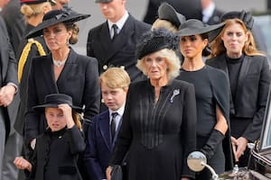 Los sutiles mensajes que enviaron Kate, Meghan y Camilla con los vestidos que usaron en el funeral de la reina
