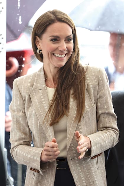 Kate completó su look con aros de oro de Sezane (modelo "Bruna") y un collar, también de oro, de Daniella Draper. 