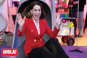 Kate en Lego Foundation PlayLab, donde se divirtió deslizándose con entusiasmo por un tobogán metálico.