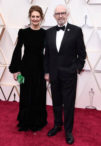 Kate Fahy y Jonathan Pryce, en la alfombra roja durante la llegada de los Oscar