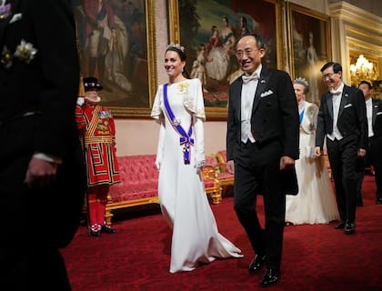 Kate hizo su ingreso junto a Choo Kyung-ho, viceprimer ministro de Corea del Sur. Detrás de ellos, la princesa real Ana. 