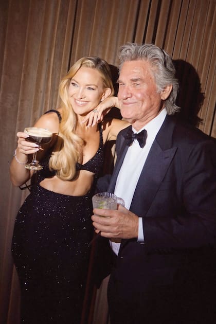 Kate Hudson (con un vestido con
cut outs de Armani Privé y joyas de Garatti)
brinda junto a su padrastro, Kurt Russell