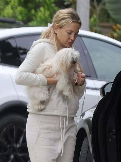 Kate Hudson fue fotografiada mientras paseaba con su pequeño perro. La actriz eligió un look cómodo de jogging color blanco
