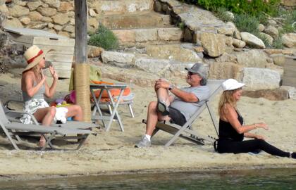 Kate Hudson junto a su madre, Goldie Hawn y la pareja de ella, Kurt Russell, toman vino y se relajan en la Isla Skiathos, en Grecia