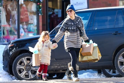 Kate Hudson y su hija, Rani Rose, fueron vistas haciendo compras navideñas en Aspen, Colorado. Para hacerle frente a las bajas temperaturas, la actriz eligió un suéter de punto, gorro azul y botas con piel. La pequeña también estaba muy abrigada pero sin perder la elegancia