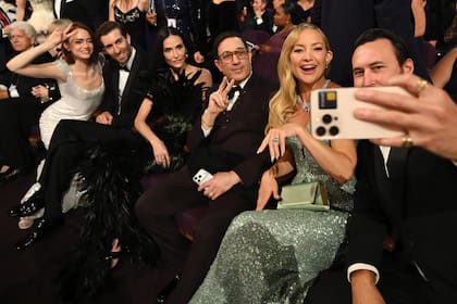 Kate Hudson y su pareja, Danny
Fujikawa (a la derecha de la
imagen), posan para una selfie
junto a Demi Moore, Emma Stone
y su marido, Dave McCary.