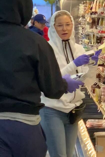 Kate Hudson y su pareja, Danny Fujikawa, de compras tambin; la actriz eligi cubrirse con guantes y capucha