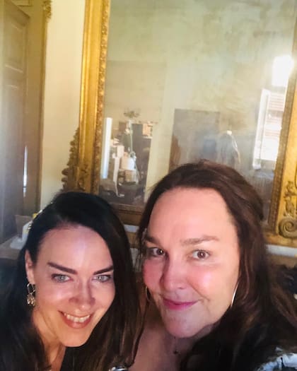 Kate Langbroek encontró algo extraño en una 'selfie' junto a una amiga.